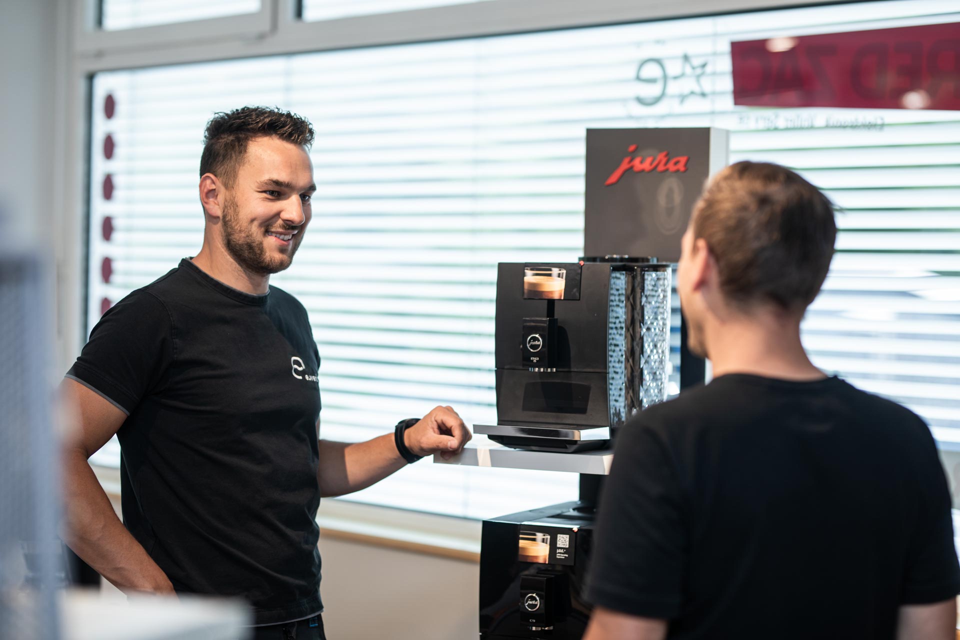 Kundenberatung für einen Kaffeevollautomaten im Elektrofachhandel des E-Werk Hopfgarten