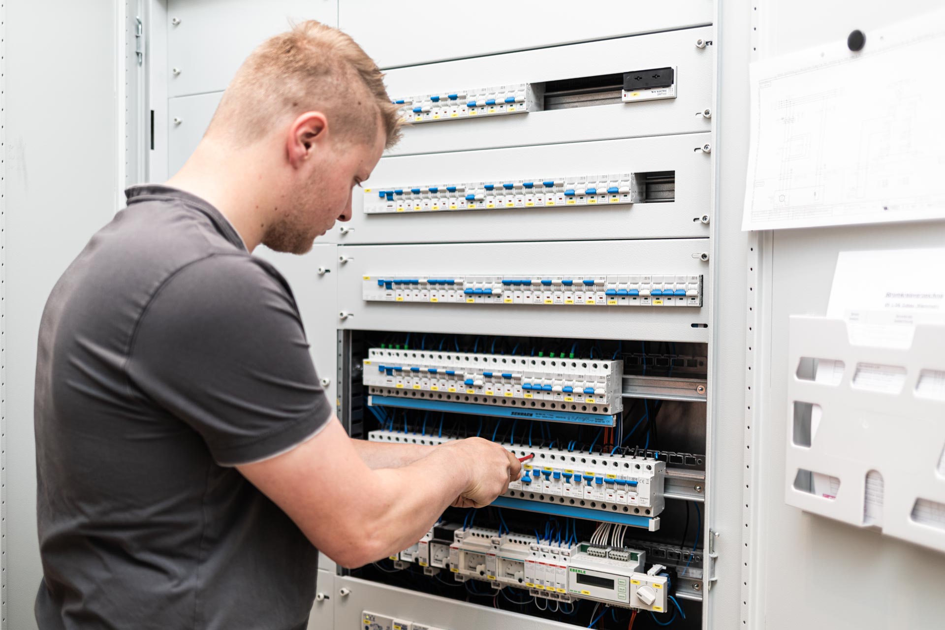 Facharbeiter vom E-Werk Hopfgarten bei der Installation eines Elektro-Schaltschrankes