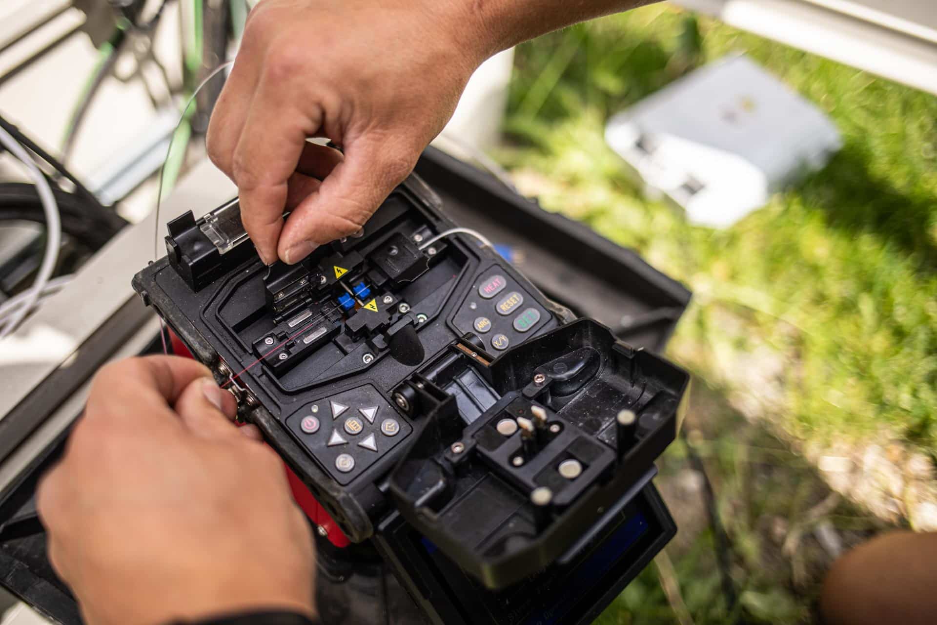 Facharbeiter des E-Werk Hopfgarten beim Spleißen von Glasfaserkabeln