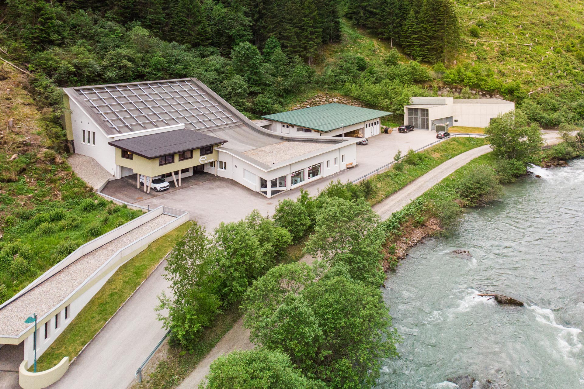 Hauptgebäude des E-Werk Hopfgarten samt Kraftwerk Zwenewaldbach