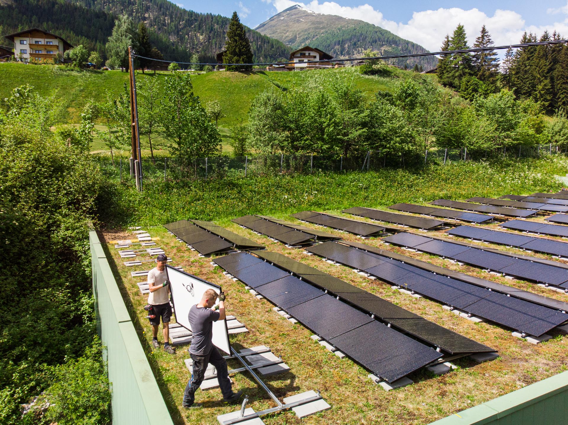 Facharbeiter des E-Werk Hopfgarten bei Montagearbeiten einer PV-Anlage