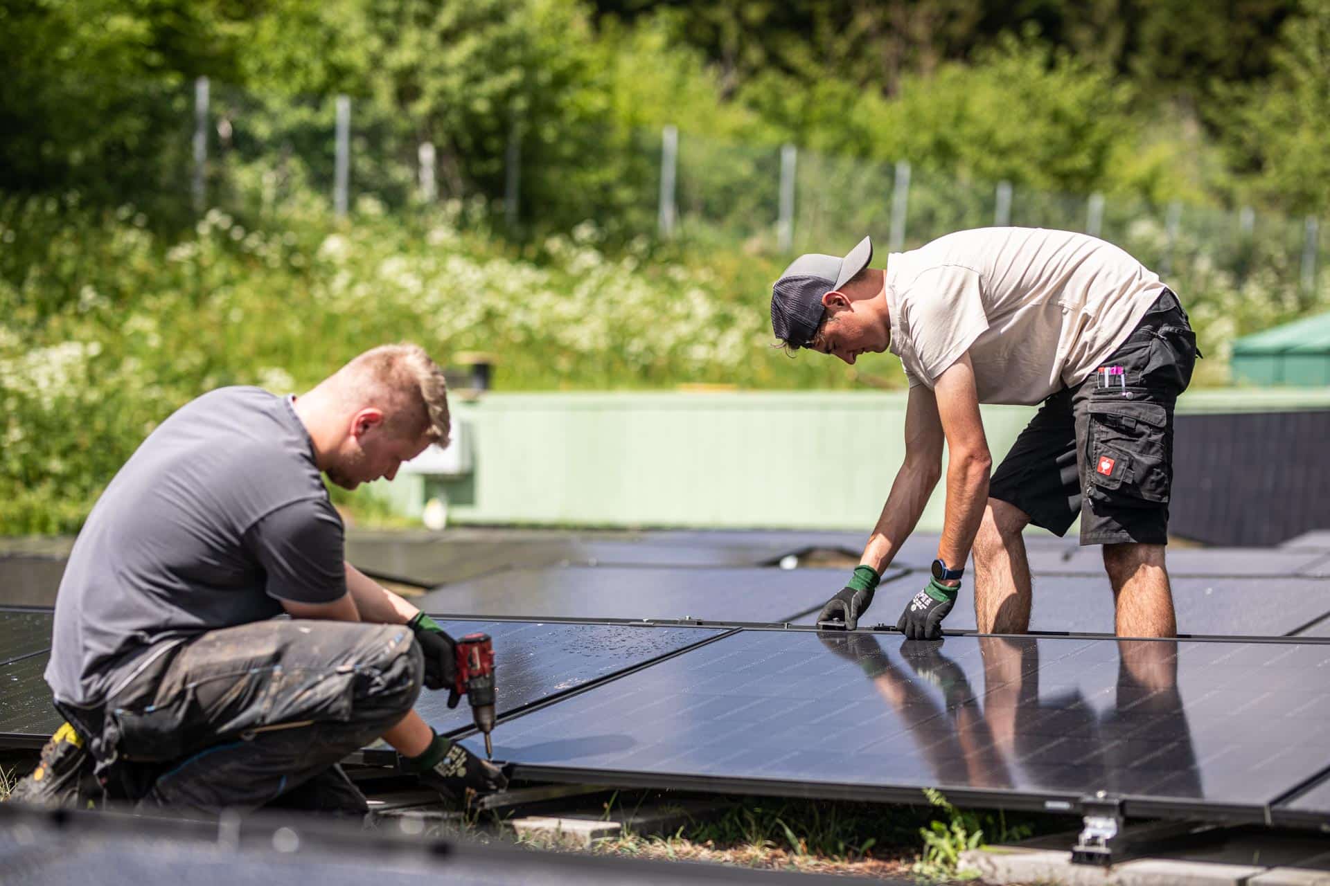 Facharbeiter des E-Werk Hopfgarten beim Montieren von PV-Platten