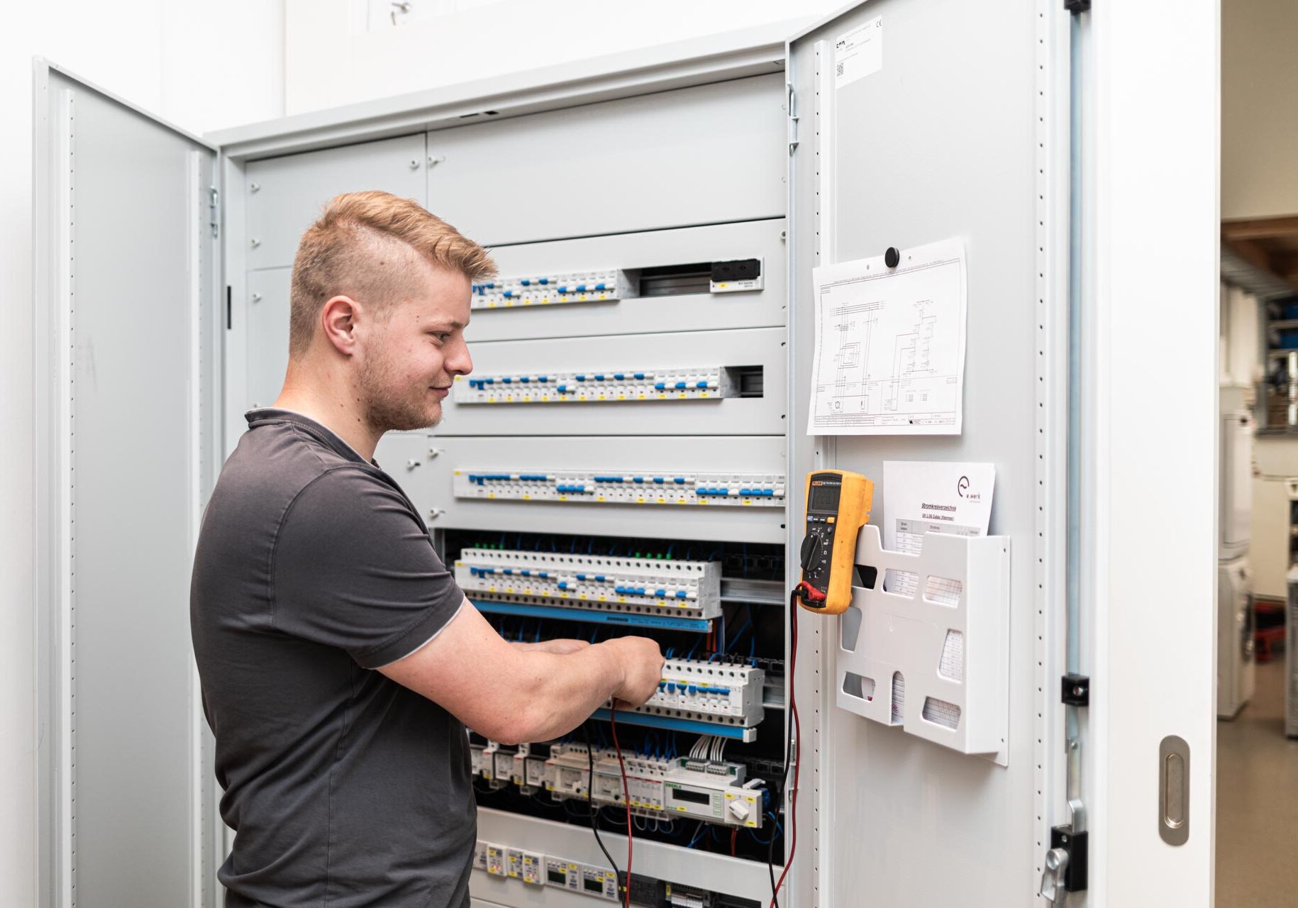 Facharbeiter vom E-Werk Hopfgarten bei der Messungen an einem Elektro-Schaltschrank