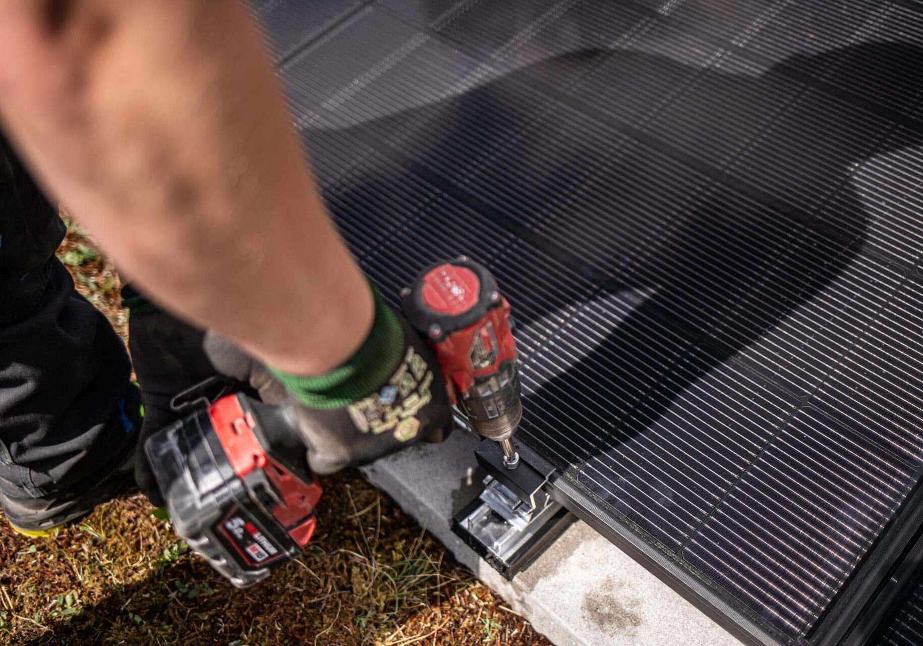 Facharbeiter des E-Werk Hopfgarten beim Montieren von PV-Modulen
