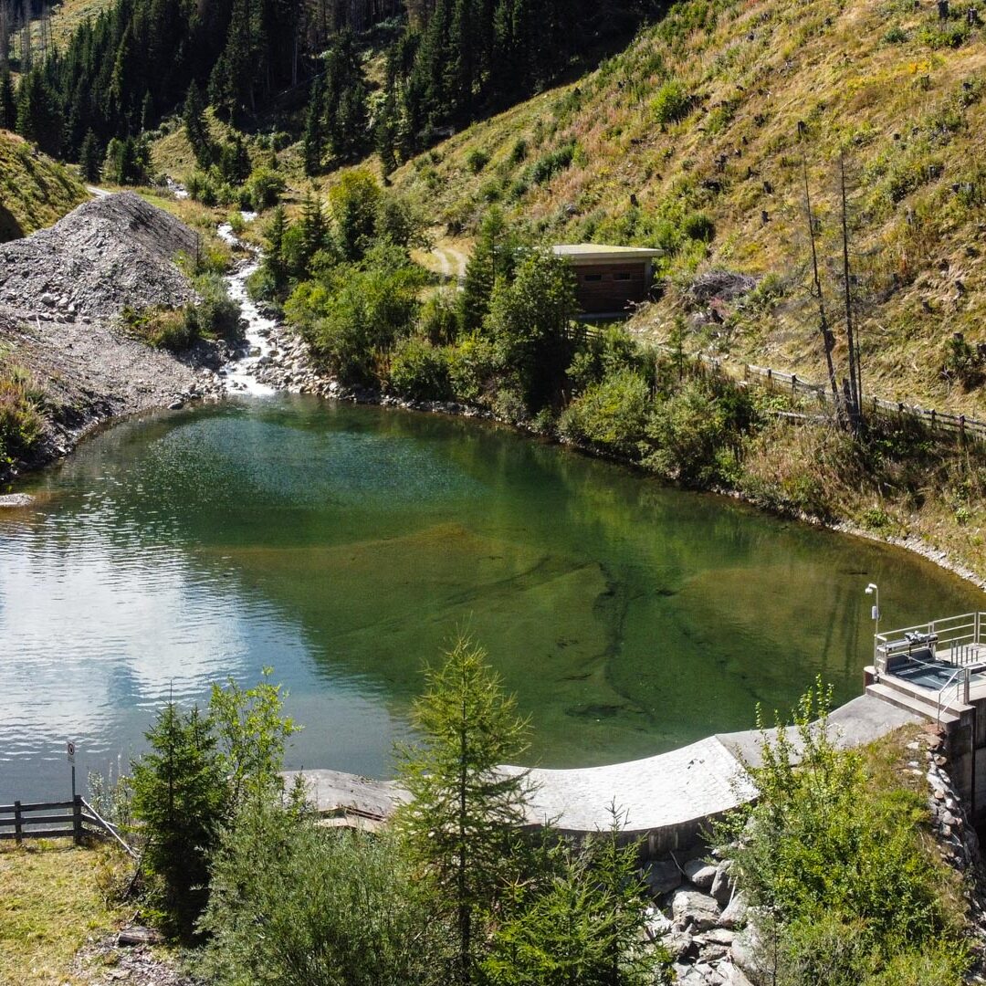 Speicherteich im Zwenewaldtal für das Wasserkraftwerk der Elektrowerkgenossenschaft Hopfgarten
